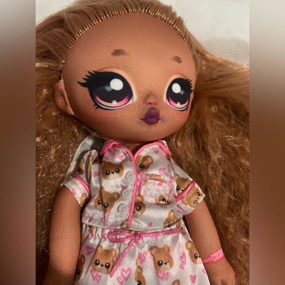 Na Na Na Surprise Teens Slumber Party 11" Lara Vonn Doll W/Sleeping Bag & Pillow - Picture 2 of 9